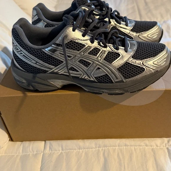 ASICS Men's Silver and Gray Athletic Shoes - Picture 1 of 8